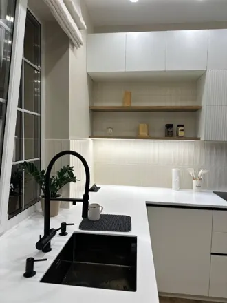 Кухня с островом · дерево и белый — кухня на заказ от RO МЕБЕЛЬ, фото 6